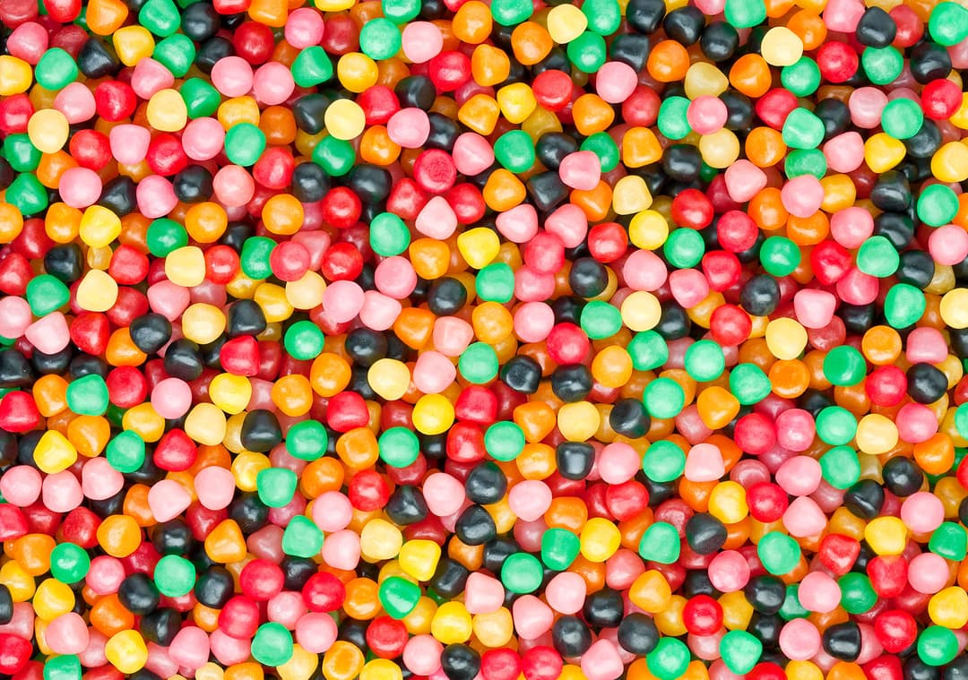 Seaux de bonbons colorés